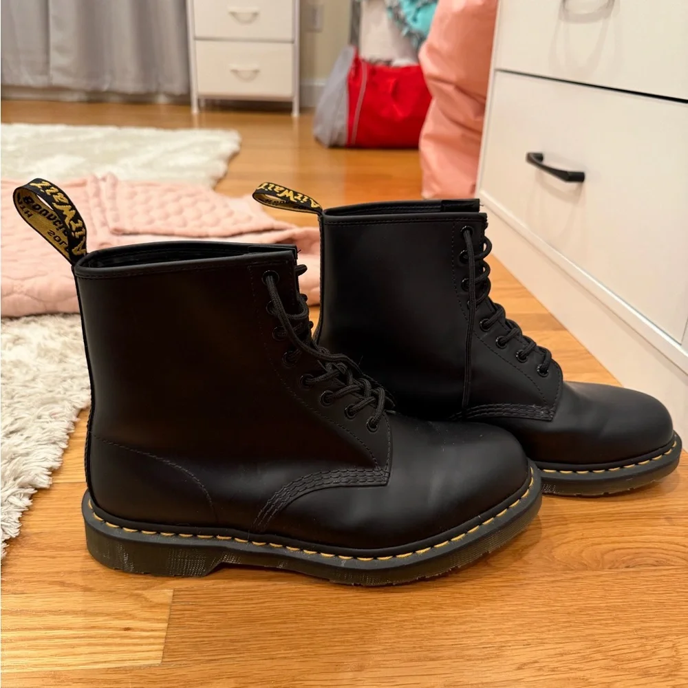 Dr. Martens Black Boots in amazing condition - Picture 1 of 6